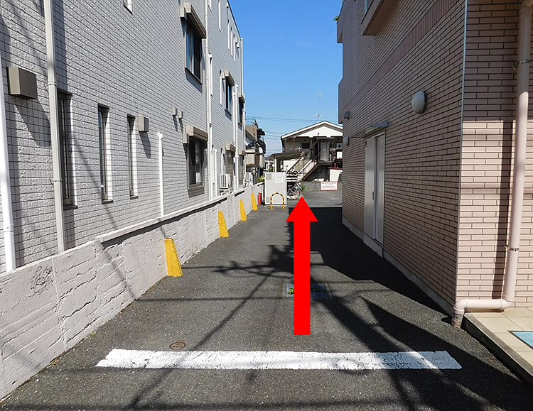 当院横に、マンション敷地内の入り口です。