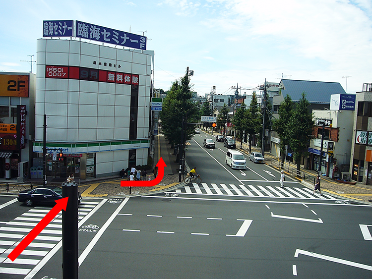 広場から見える正面の通りが『とちの木通り』になります。