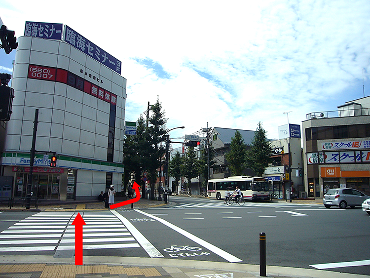 ファミリーマート側を約100m、直進すると『サンホテル』が見えてきます。