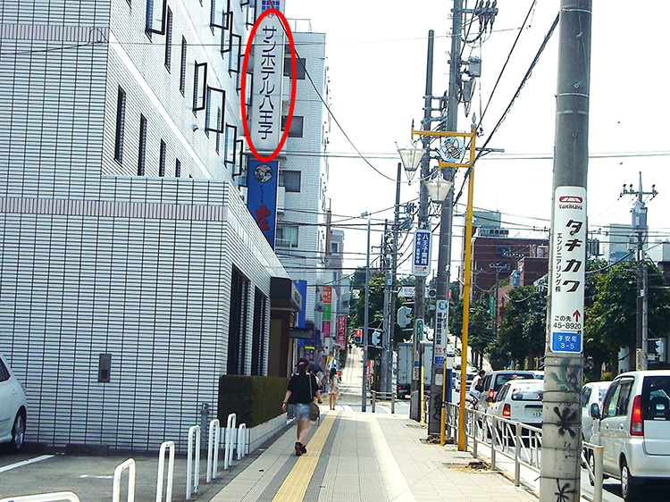 『サンホテル』を通り過ぎ、そこから50m直進します。