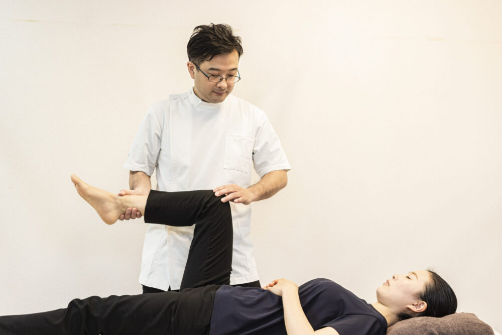 足の不調が多いのは、X脚が原因かも！？