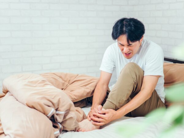 運動すると足の内側が痛くなるし何か骨が出っぱっていると思った方はご覧ください。