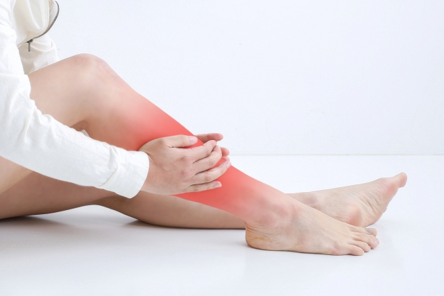 寝るときに足を組むだけで、すねの外側がしびれる？腓骨神経麻痺の原因とは？