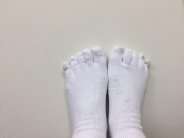 小指側に体重がかかるクセが膝まで痛める仕組み