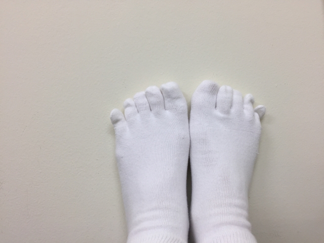 小指側に体重がかかるクセが膝まで痛める仕組み