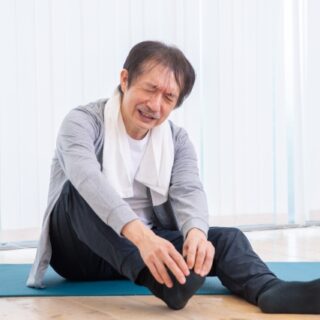 痛風の原因は揚げ物やお酒だけじゃない！水分補給にお茶やコーヒーばかり飲んでませんか？