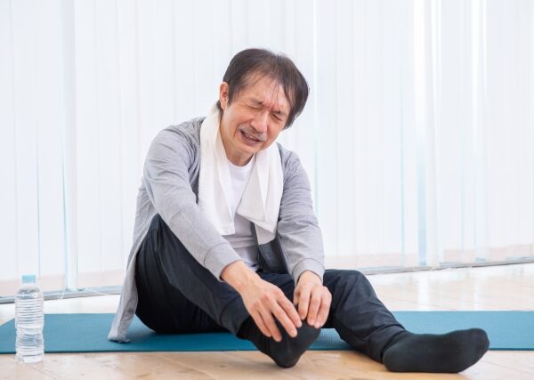 痛風の原因は揚げ物やお酒だけじゃない！水分補給にお茶やコーヒーばかり飲んでませんか？