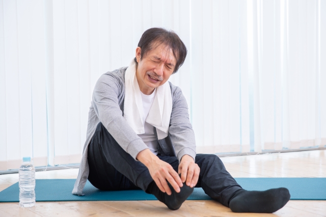 痛風の原因は揚げ物やお酒だけじゃない！水分補給にお茶やコーヒーばかり飲んでませんか？