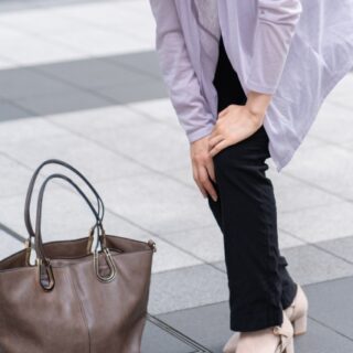 立つと膝が前に抜ける人の足に起きやすいトラブル