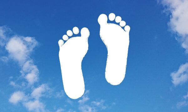 足が横に広がるペタ足歩きが招く負担の限界