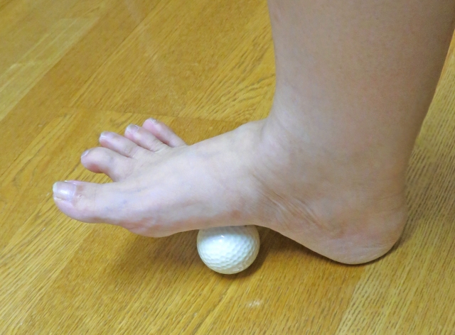 土踏まずが痛い原因とは？歩くとつらい足裏痛の正体